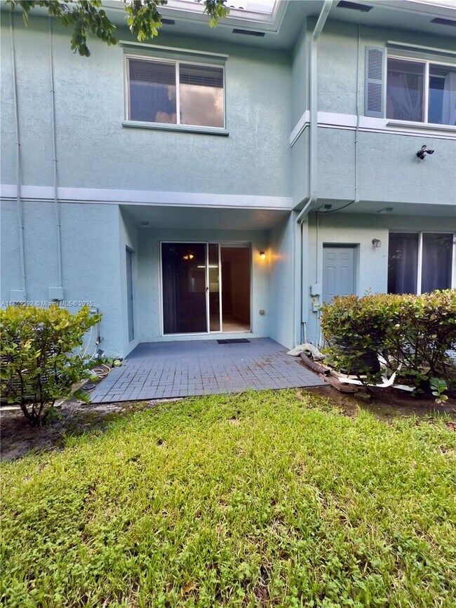 Building Photo - 1904 Alamanda Way