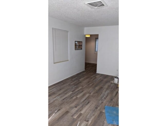 Building Photo - Steps from the Beach! 2 Bedroom 1 Bath Bun...