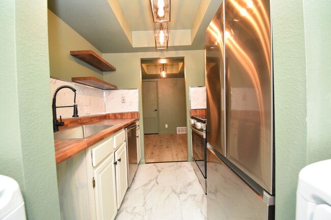 Building Photo - Charming 1 Bed 1 bath Condo in the Heart of Fort Union!!!