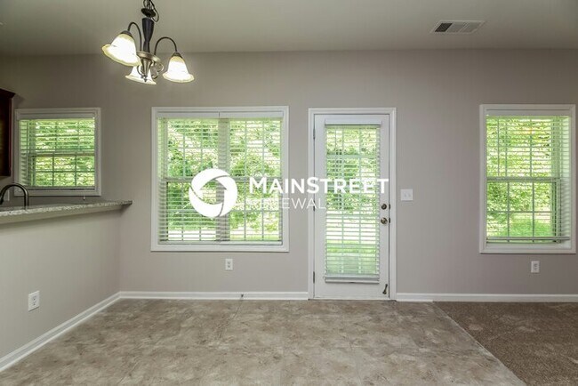Building Photo - 4 Bedroom Pet-Friendly Home in Snellville, GA with Main Street Renewal