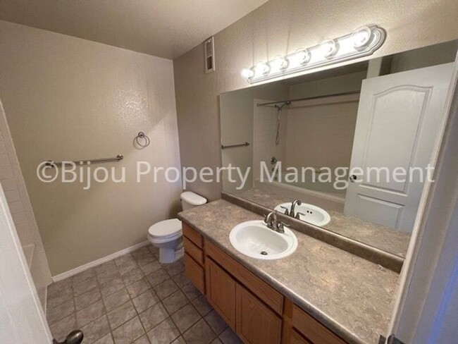 Building Photo - 6735 Delmonico Dr
