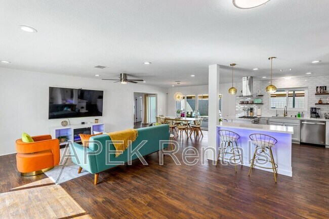 Building Photo - 980 N Buttonwillow Cir