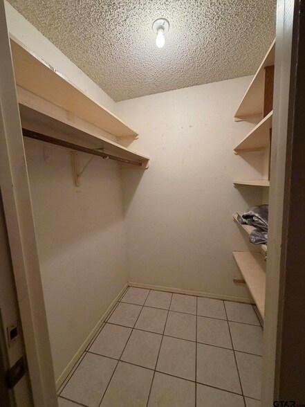 Building Photo - 2304 Deanna Ave