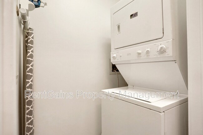 Building Photo - 965 Registry Blvd