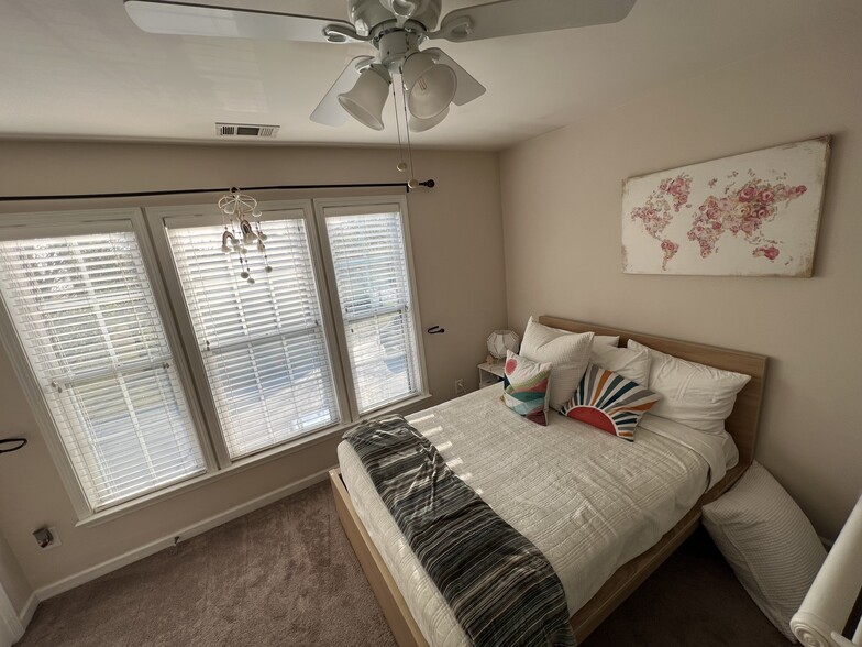 Room - 5731 Evadale Trce