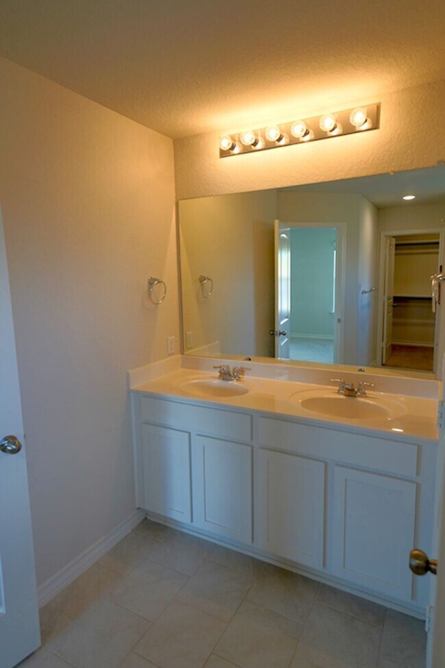 Building Photo - Like New Home in Red River Ranch (Cibolo)! -  Realtor Commission: $500