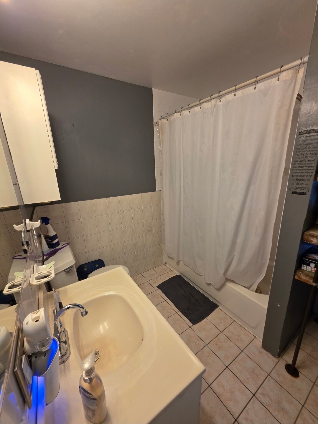 Full Bath - 121 4th St