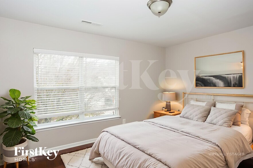 Building Photo - 8122 Chatham Oaks Dr