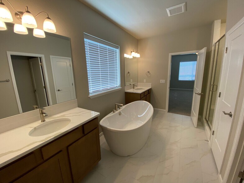 Building Photo - 6526 Miro Ln