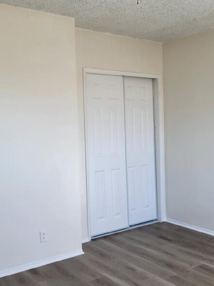 Building Photo - 722 W 56th St