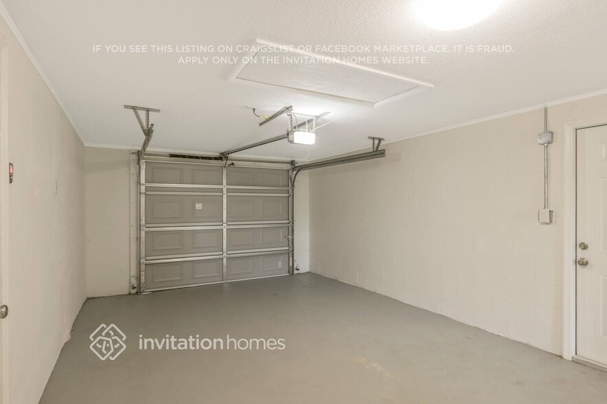 Building Photo - 10801 Corinth St