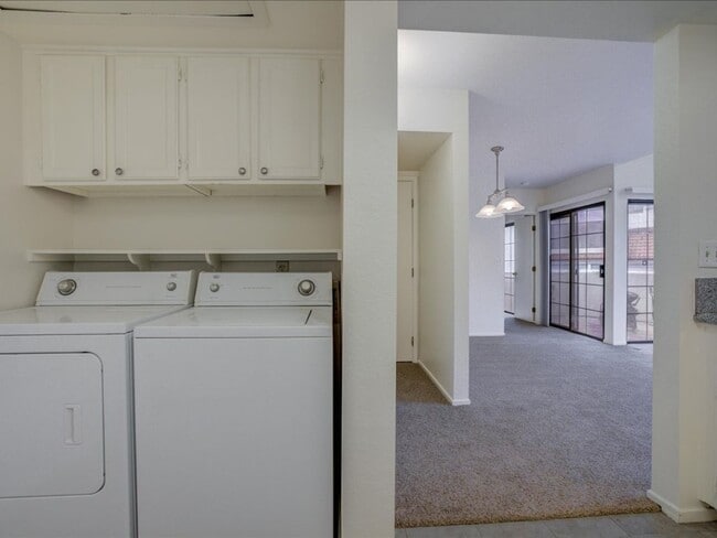 Building Photo - 2 Bedroom, 2 Bath