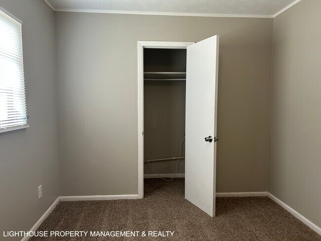 Building Photo - Spacious 4 Bed/2 Bath Home with HUGE Fence...