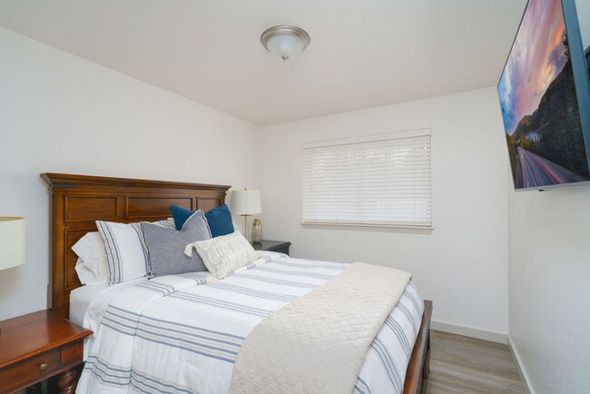 Building Photo - Lilac Retreat - Unit C