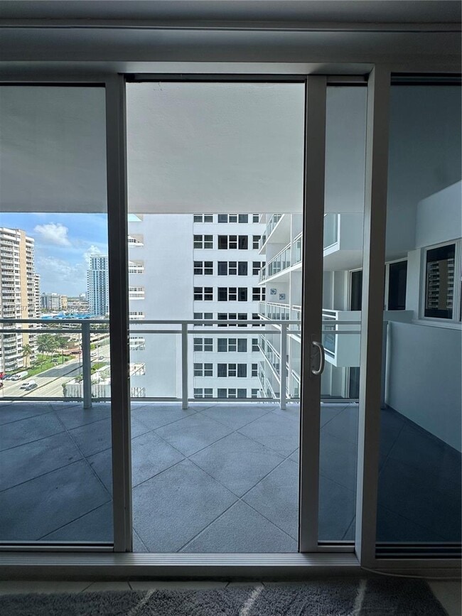 Building Photo - 2030 S Ocean Dr