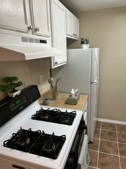 Kitchen - 4600 Duke St