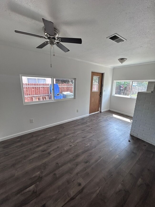 Building Photo - Move in Ready in North Hanford Central air/heat, lawn service included