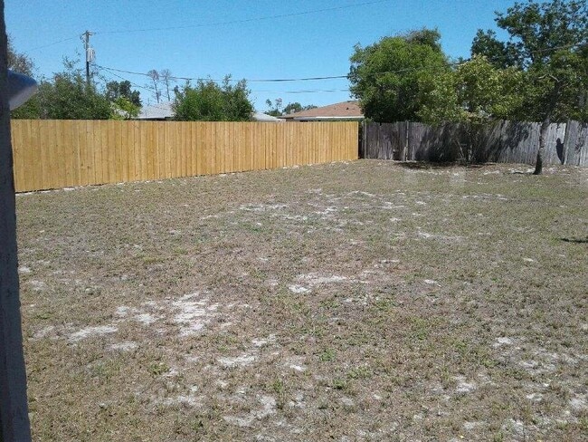Building Photo - 3 Bed 1 Bath Home | Pet Friendly | Fenced ...