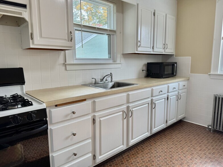 Building Photo - 97 Walnut St