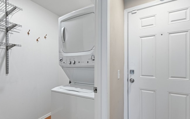 Building Photo - North Admiral 2BR Condo w/ Balcony & View! Won't Last Long!!