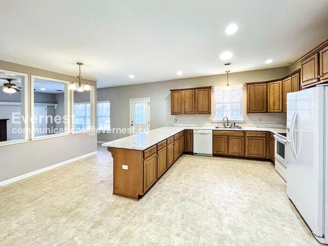 Building Photo - 4 Bed/2.5 Bath Home with Fenced Yard & Garage / Pet-Friendly / Available Now!