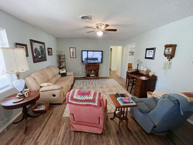 Building Photo - Charming 3bd 2 ba house close to the Unive...