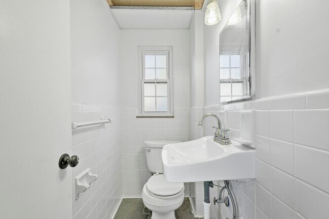 Building Photo - 3836 Woodmont Rd