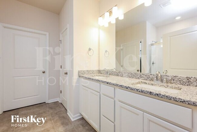 Building Photo - 427 Stonefence Dr