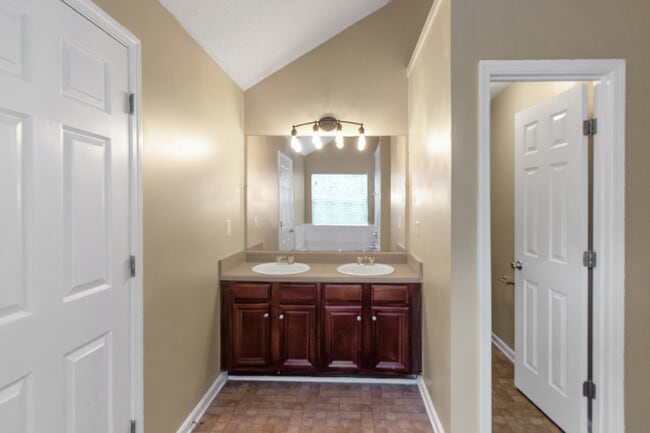 Building Photo - 65 Oak Manor Dr