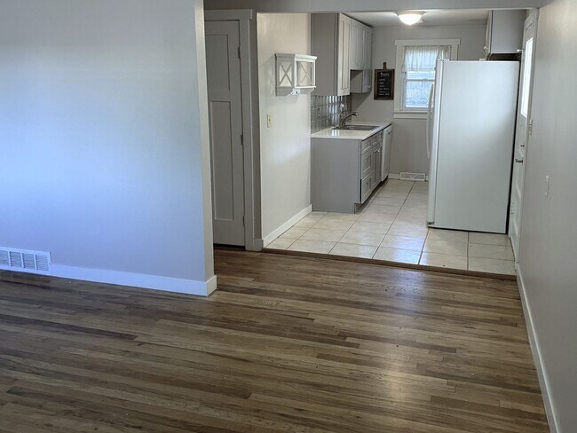 Building Photo - Charming 3-Bedroom Oasis with Expansive Yard and Driveway!