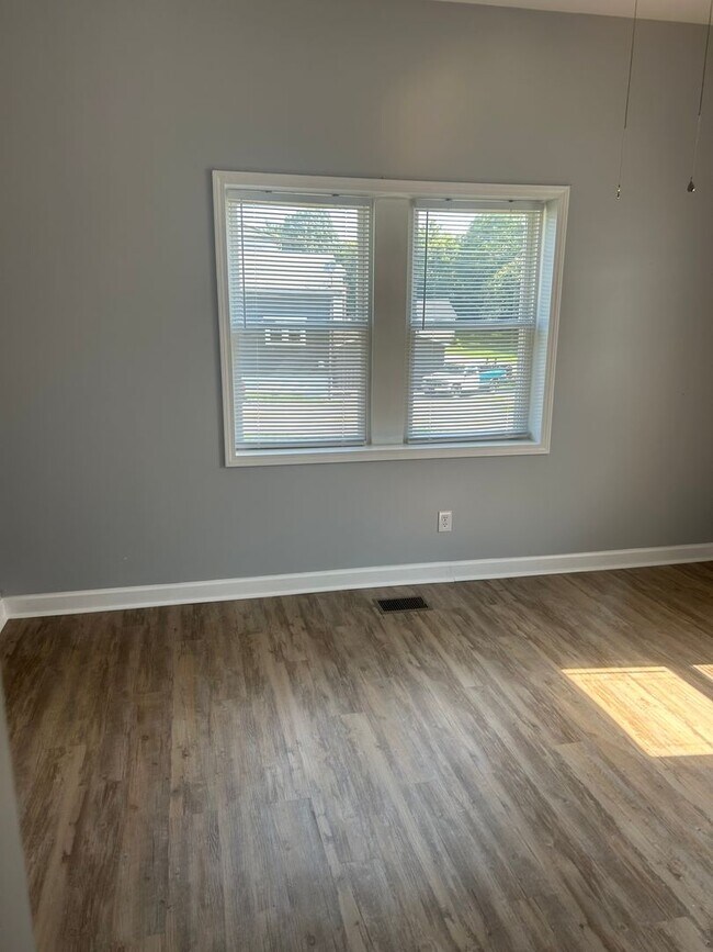 Building Photo - MOVE IN NOW OCTOBER RENT FREE - Cute One B...