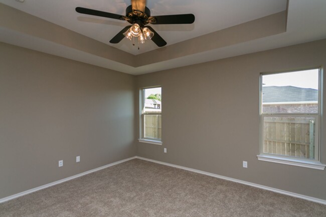 Building Photo - MOVE IN READY $200 OFF 1st month's rent -S...