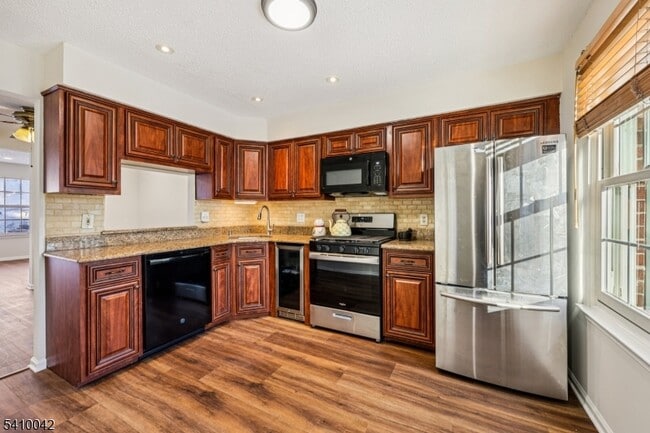 Building Photo - 1075 Ash Dr