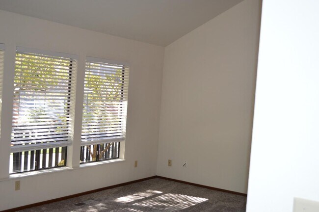 Building Photo - 1005 Drake Ct