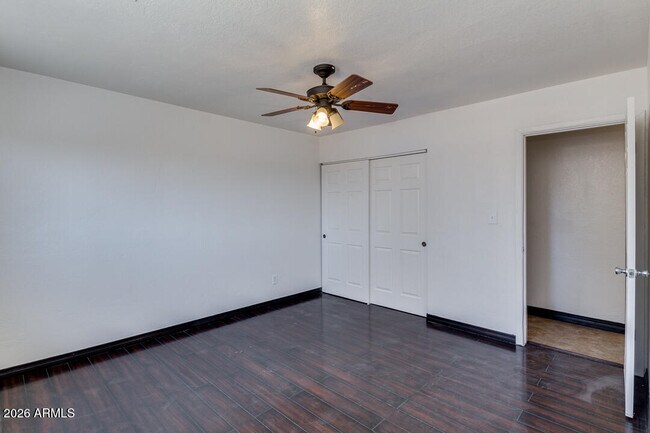 Building Photo - 1320 W 6th St