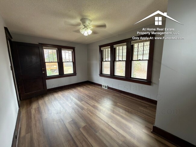 Building Photo - 302 W 6th St