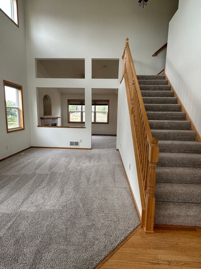 Building Photo - Spacious Single Family Home, Fireplace, 3....