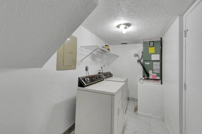 Building Photo - 7844 La Mirada Dr