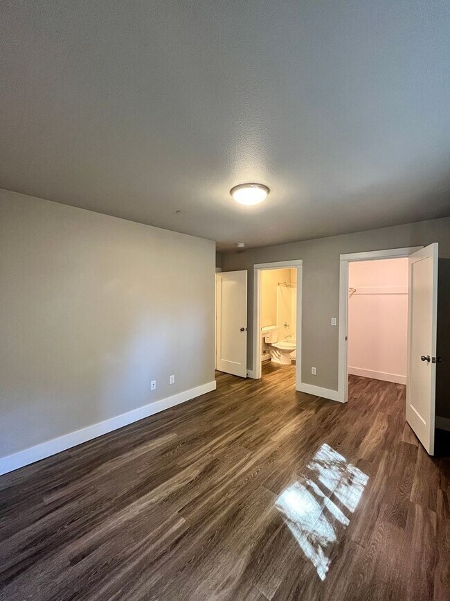 Building Photo - Large 3 Bedroom 2 Bathroom! In-Unit Washer...