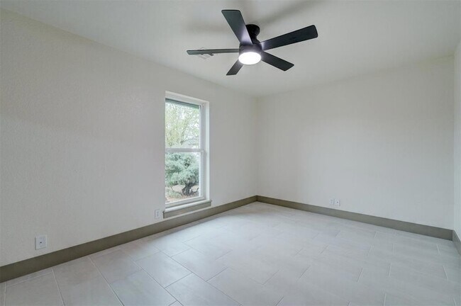 Building Photo - 3616 Burlington Dr