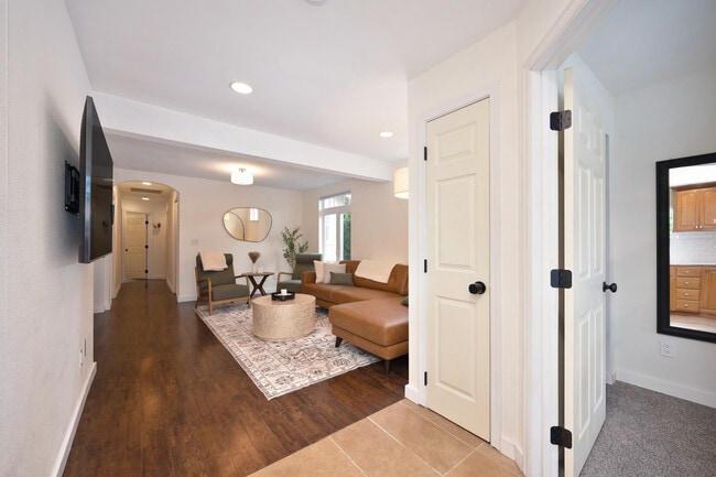 Building Photo - 417 S Dollar St