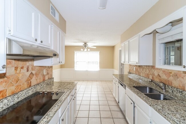 Building Photo - 7961 Elm Leaf Dr