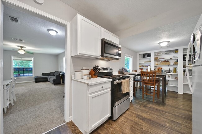 Building Photo - 1606 W 8th St