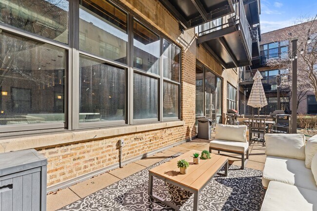 Building Photo - 1040 W Adams St