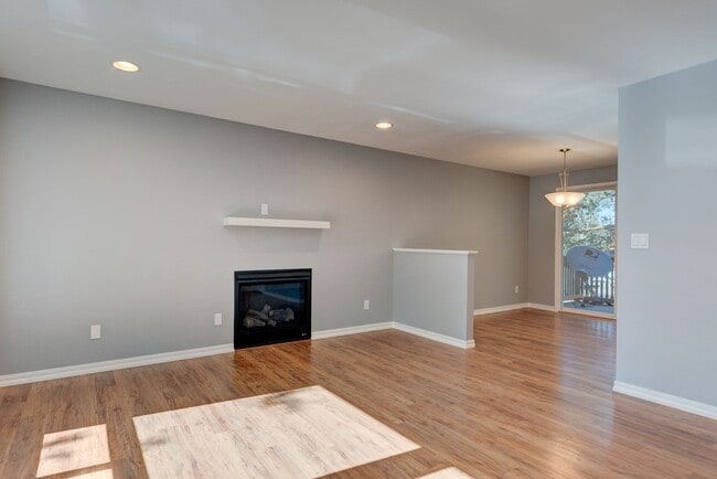 Building Photo - 4 Bedrooms & 2 Bathroom House