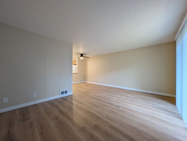 Building Photo - Large 2 Bedroom Condo in Sunset Meadows - ...