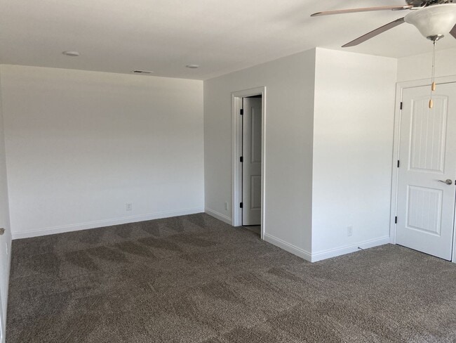 Building Photo - 4 bed, 3 bath, under $1900  Wow.