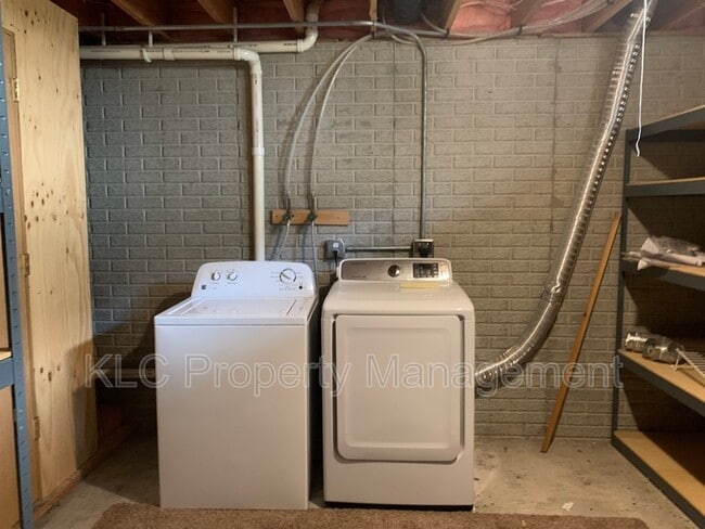 Building Photo - 402 SE Orchid St