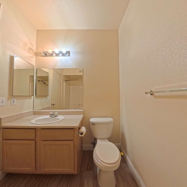 Building Photo - Lovely 2 Bed, 2 Bath Condo at South Gate!
