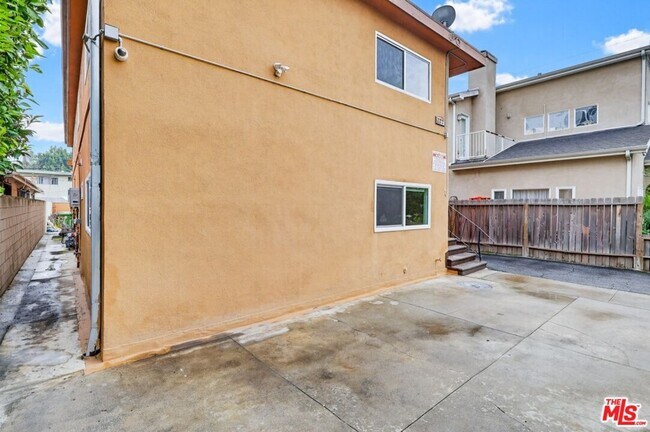 Building Photo - 222 S Ave 63